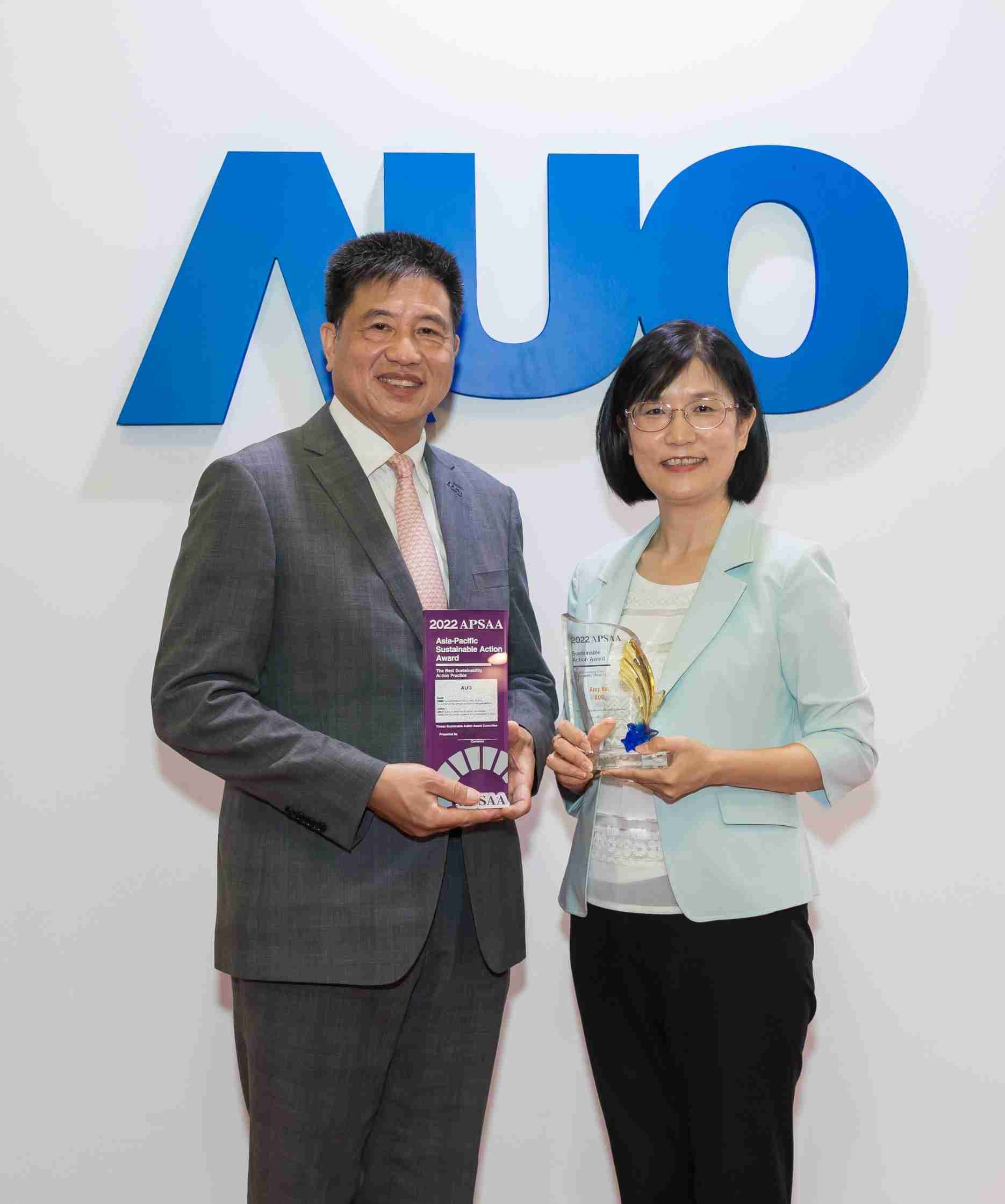 开云电子长期垫筑永续远景的基石，，透过ESG暨气候委员会逐步实践永续策略蓝图。。。。其中，，，，开云电子光电永续长古秀华带领团队、、制定中长期目标，，，缔造多面向亮眼表现，，，，获得「顶尖永续长奖」的个人奖殊荣（左：开云电子光电董事长暨执行长彭双浪，，右：开云电子光电永续长古秀华）