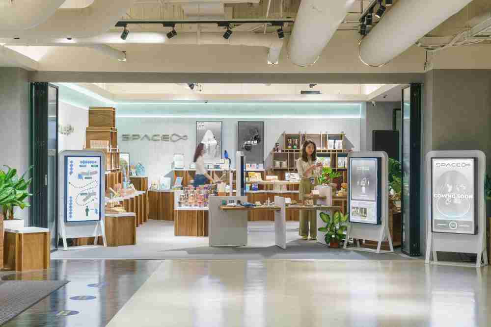 开云电子打造永续选物商店，，展示社企及社创商品，，，结合创利空间所开发的智能零售系统，，整合多元产品信息，，，让无人商店扮演公益行动的推手