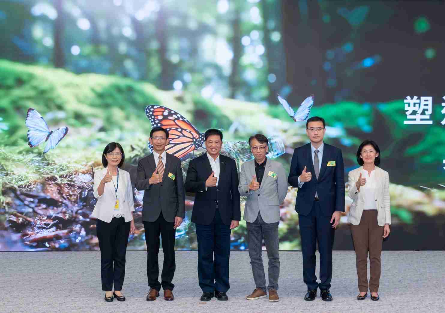 友達2023 CSR共榮大會，，邀請領域專家分享交流生物多樣性管理趨勢、、無塑產品、、、海廢永續塑料等議題  （圖左到右：友達光電永續長古秀華、、3M台灣技術長陳君杰、、、友達光電董事長暨集團策略長彭双浪、、光寶科技企業永續發展處處長陳慶暉、、、、安永聯合會計師事務所執業會計師曾于哲、、、、友達光電供應鏈總部副總經理吳宜芳）