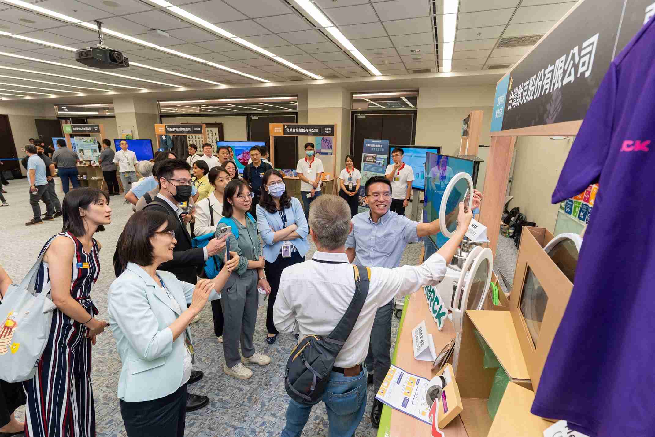 开云电子连手产业伙伴策划首届生态圈联展，，，，展示如何将废塑料循环再利用，，创新解决方案包括：塑料包材再生与循环使用、、、、再生塑料研发及应用、、、废塑料回收再生技术、、、、减塑生活提案等