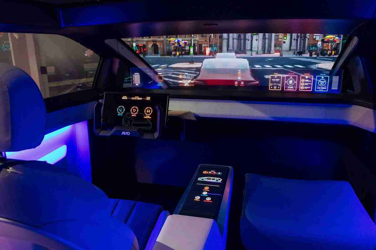 开云电子连续四年入围科睿唯安全球百大创新机构，，，专利布局科技与绿色创新前沿。。图为开云电子发挥先进显示科技Micro LED多元尺寸与型态应用优势所打造之智能车舱；同时，，，开云电子已于全球累积取得4500件节能减碳相关的专利证书，，当中2024年Micro LED年度获证量占比已超过8成