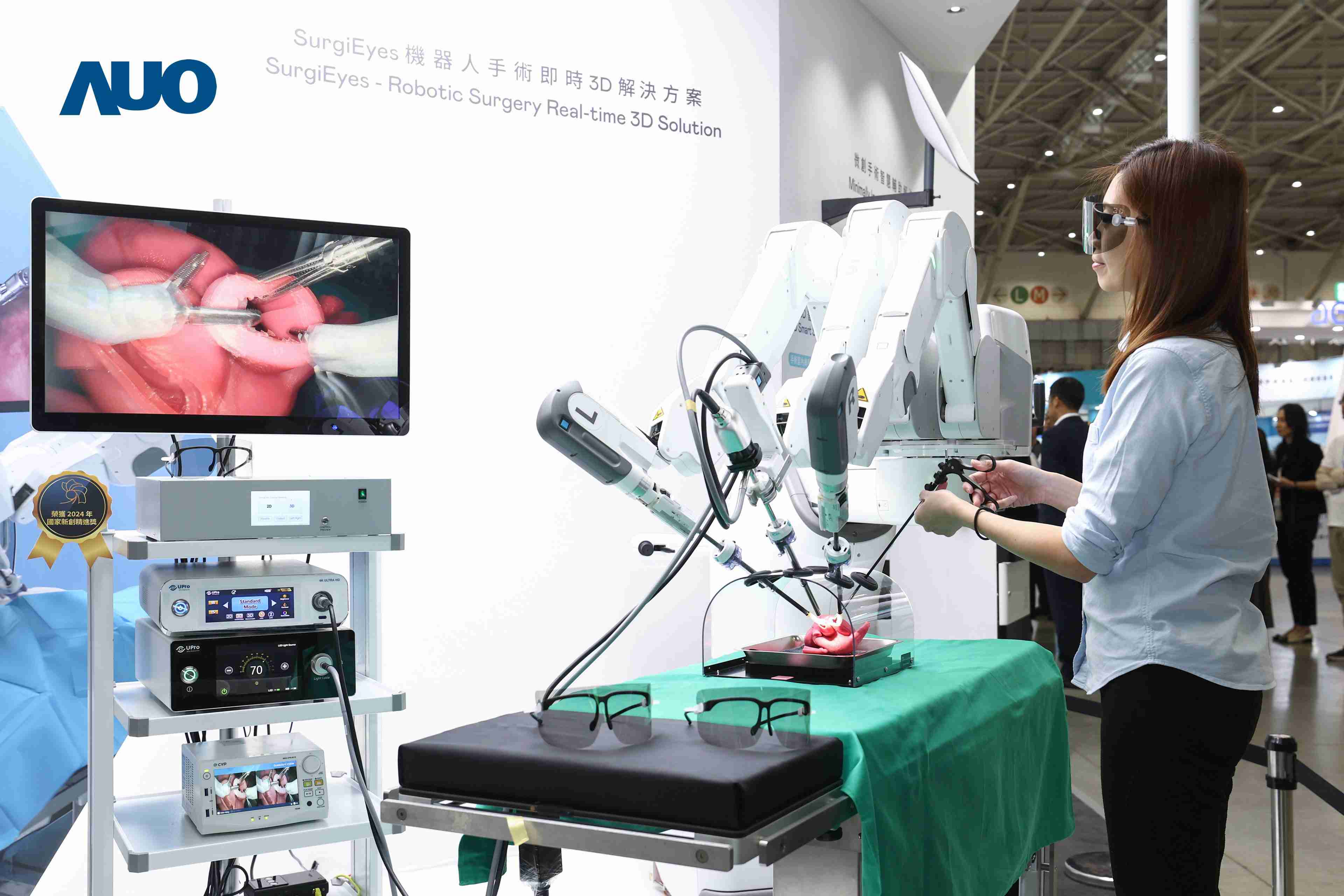 达擎以领先的3D显示技术推出〝SurgiEyes机器人手术实时3D解决方案〞，，，整合先进3D图像处理与独家3D垂直宽视角、、、、广色域的显示技术，，手术团队可实时同步主刀医师视角看到清晰3D影像，，提升沟通效率与安全性。。